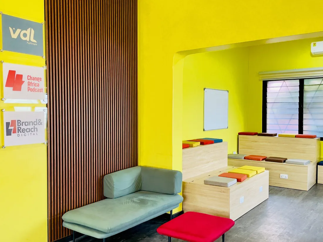 The lounge corner with the partner wall.